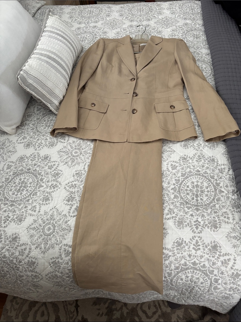 Tahari Arthur’s S Levine linen-like classic Women's Tan Pantsuit Jacket & Pants